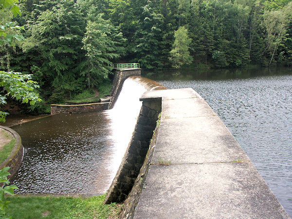 Dammkrone der Talsperre Naděje (Hoffnung).