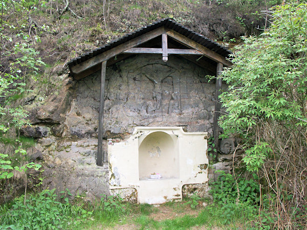 Lidový reliéf Ukřižování na skále nedaleko silnice z Trávníku do Mařenic.