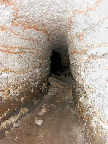 Tunel starého vodního náhonu, vytesaný v pískovcové skále.