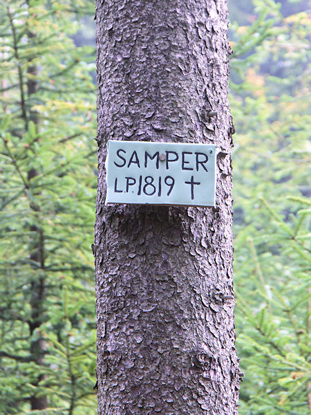 Die älteste neuzeitliche Gedenktafel am Wege auf den Kobyla-Berg wurde 2006 entfernt.