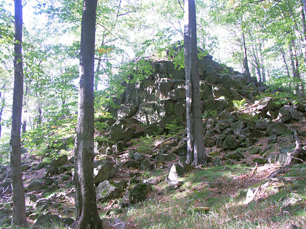 Jedna ze skal na jižní straně vrcholové plošiny.