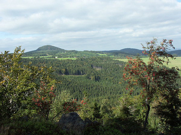 Blick vom Nordgipfel zum Lausche-Berg.