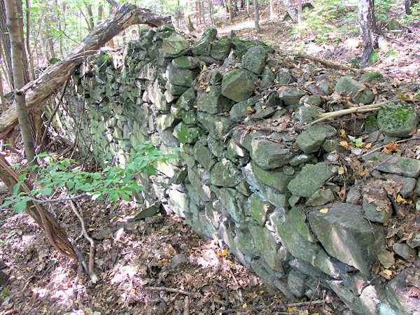 Einer der erhalten gebliebenen Reste von Knespels Mauer über Trávník.