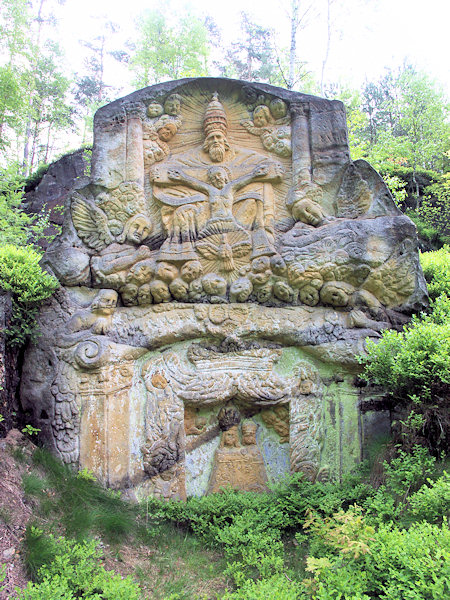 Relief der Heiligen Dreifaltigkeit an der ehemaligen Einschicht Třídomí (Dreihäuser).
