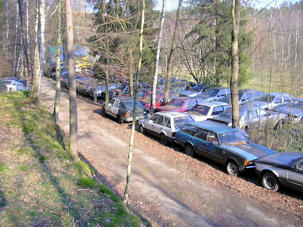 Fast in jedem hiesigen Dorf findet man wenigstens ein Haus, dessen Umgebung von alten Autowracks geschmückt ist. Eine wahrhaftige Perle unter ihnen ist aber Třídomí bei Kunratice, das den zufälligen Besuchern ein wirklich unvergessliches Erlebnis bietet...