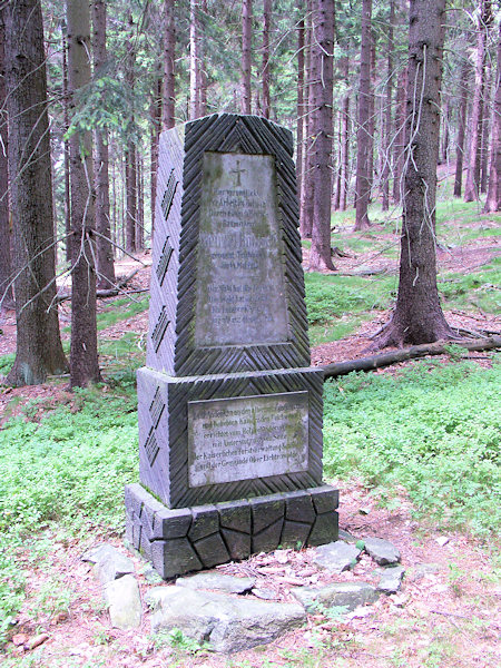 Kamenný pomník dřevorubce Wenzela Röbische na svahu Kopřivnice.