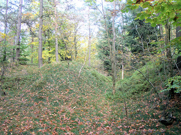 Auf dem Gipfel der Anhöhe sieht man viele beim Brechen des Sandsteins entstandene Gruben und Gräben.