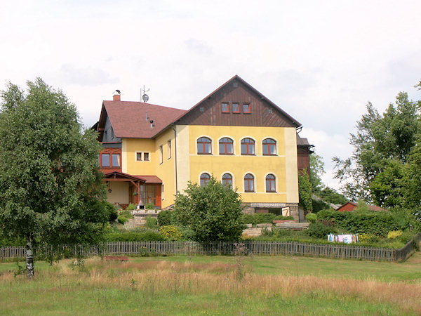 Pohled na bývalý hostinec na Janských kamenech.