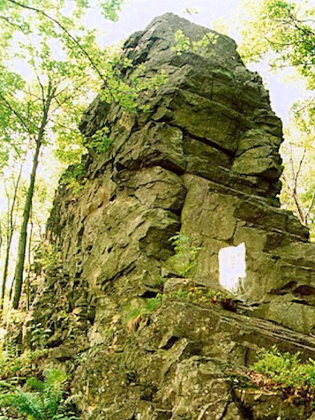 Druhá skalní zeď na svahu pod vrcholem.