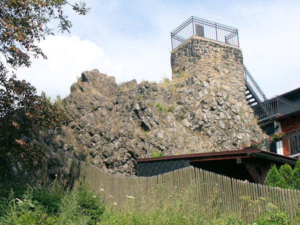 Vrcholová skalní zeď s vyhlídkovou plošinou.