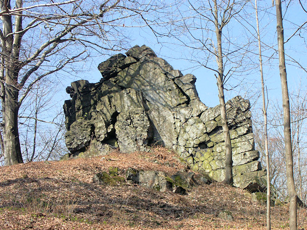Der dritte, westlich vom Gipfel aufsteigende Teil der Basaltmauer.