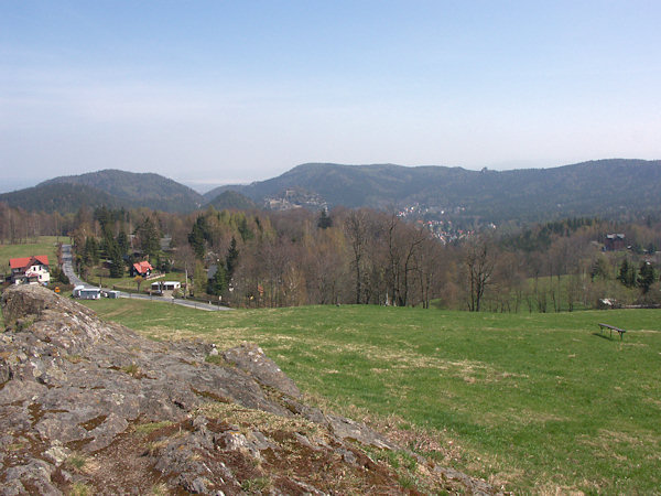 Aussicht vom oberen Rand der Wiesen auf der Nordseite der Anhöhe in Richtung Oybin.