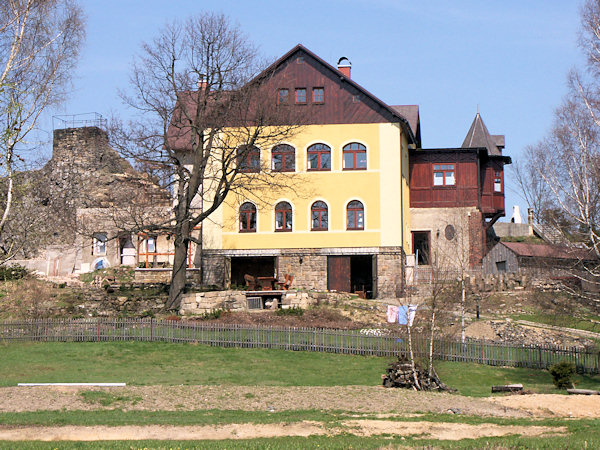 Das ehemalige Gasthaus mit der Aussichtsplattform auf dem Felsen links.