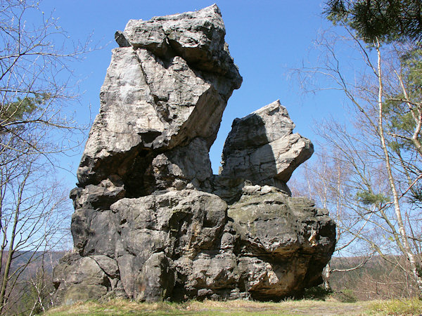 Dvouvrcholová skála Sokolík na české straně hranice.