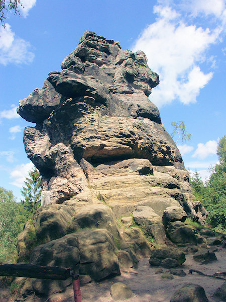 Skála Falkenstein na německé straně návrší je oblíbeným cílem horolezců.