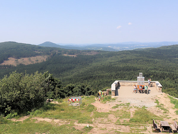 Der Aussichtsplatform, der auf den Grundmauern einer alten Schutzhütte errichtet wurde.