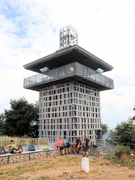 Aussichtsturm auf dem Gipfel des Berges, erbaut im Jahr 2020.