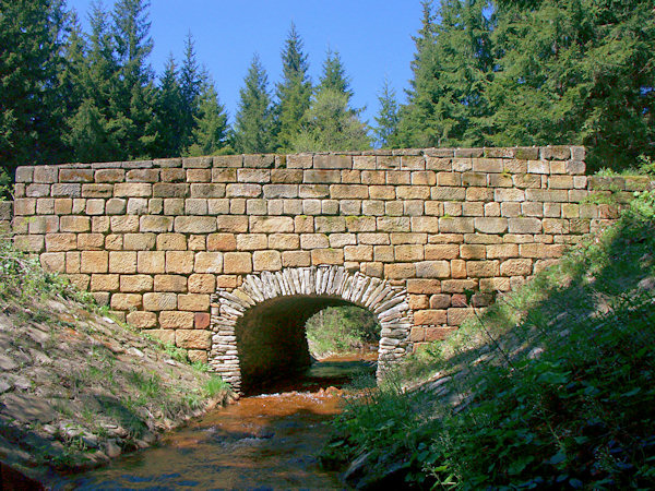 Kamenný mostek přes Hamerský potok.