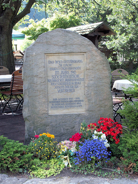 Das der Verjagung der deutschen Einwohner im Juni 1945 gewidmete Denkmal.