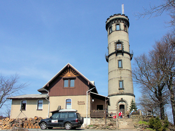 Aussichtsrurm mit Baude am Nordgipfel des Berges.