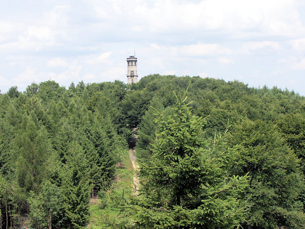 Blick auf den Aussichtsturm vom Südgipfel.