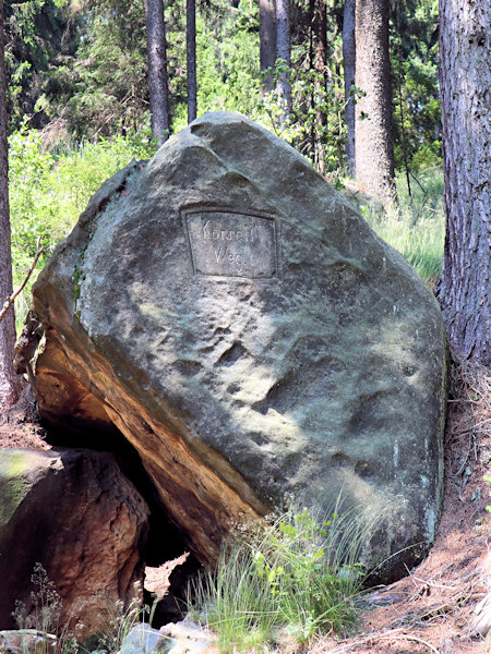 Der alte Name Korseltweg, eingemeißelt in den Felsen oberhalb der Straße.