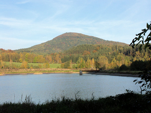 Blick auf den Jezevčí vrch von den Kunratické rybníky-Teichen.