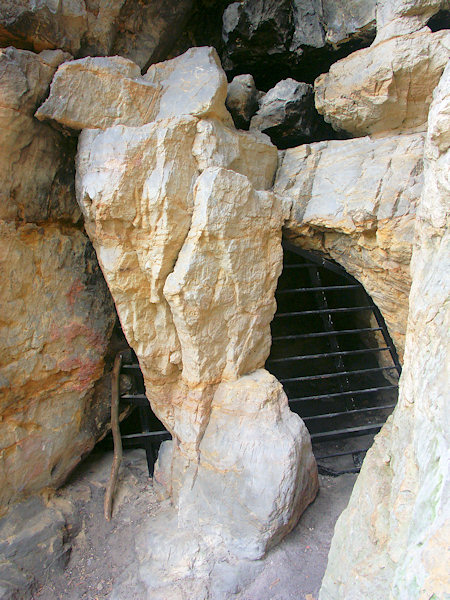 Die Einsiedlerhöhle unter dem Panenský kámen (Frauenstein).