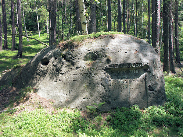 Felsen mit Soldatennamen aus 1938 am Südwesthange des Berges.