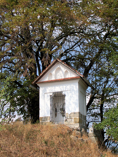 Die Schröter Kapelle auf dem Gipfel der Anhöhe.