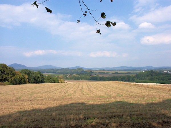 Blick von der Anhöhe nach Norden auf das Lužické hory.