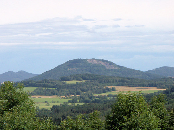 Blick auf den Tlustec (Tolzberg) vom Nordwesten.