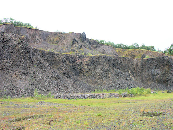 Der Basaltsteinbruch unter dem Gipfel des Berges.