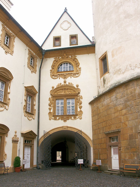 Blick aus dem Schlosshof auf das Eingangstor mit der Schlosskapelle.