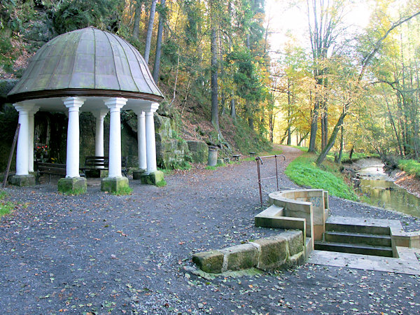 Altán u Zdislaviny studánky.