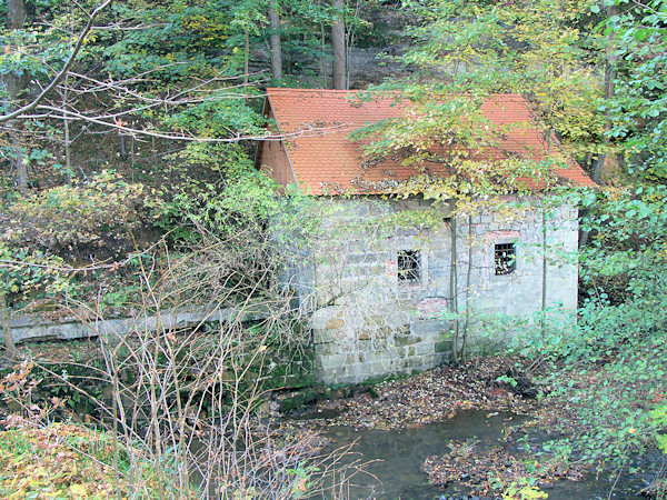 Bývalý vodojem pod hrází Pivovarského rybníka.