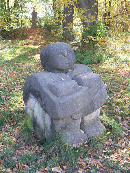 In der Umgebung des Schlosses stehen einige Statuen und Plastiken, die im Laufe der Bildhauersymposien in den 90. Jahren des 20. Jahrhunderts geschaffen worden sind.