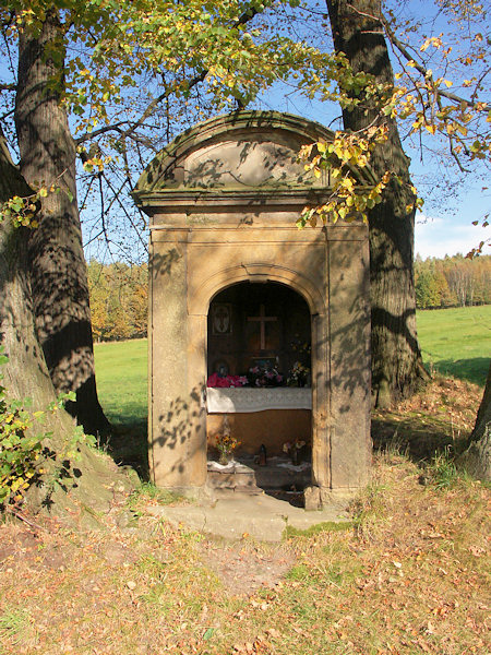 Die Hejtmanská kaple (Hauptenskapelle) an der Strasse nach Janovice (Johnsdorf).