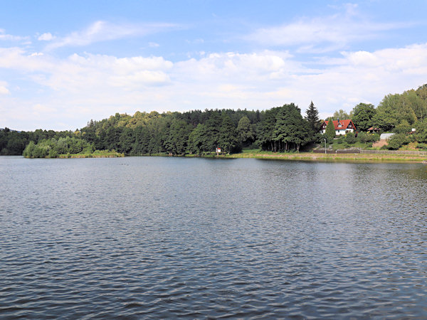 Blick auf den Teich vom Damm aus.