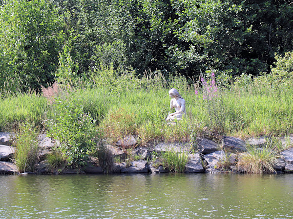 Feenstatue auf der Insel.