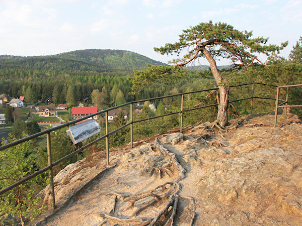 Aussichtsfelsen Havran (Rabenstein) über Polesí (Finkendorf).