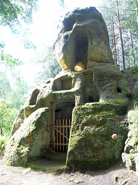 Hlavní skála s jeskyní Božího hrobu.