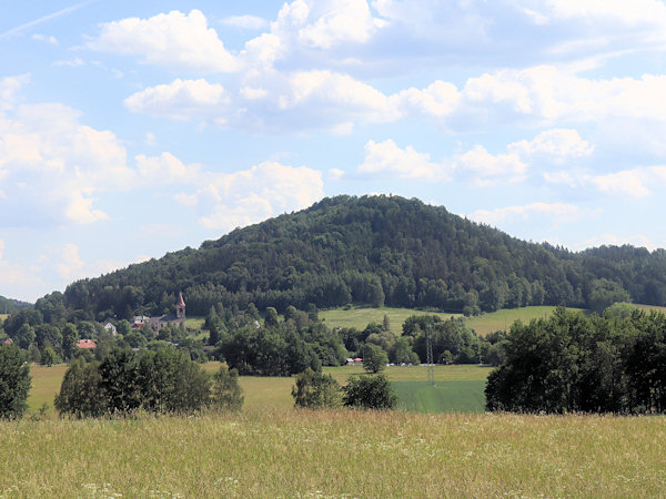 Gesamtansicht des Kostelní vrch (Kirchberg) mit der Kirche zu Jítrava (Deutsch Pankratz).