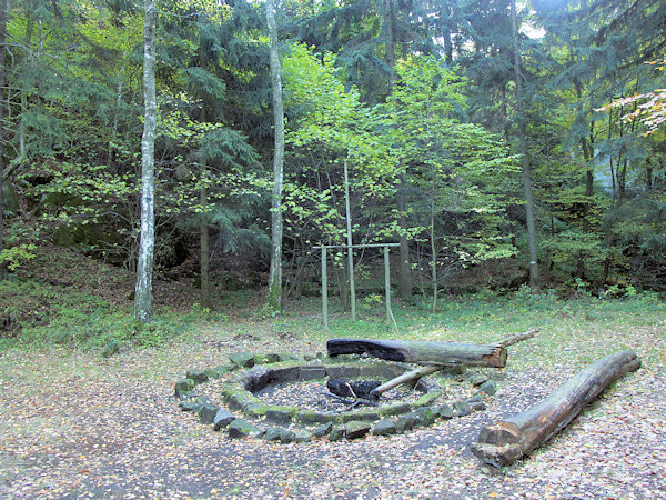 Überwachsener Sandsteinbruch auf dem Medový vrch (Honigberg).