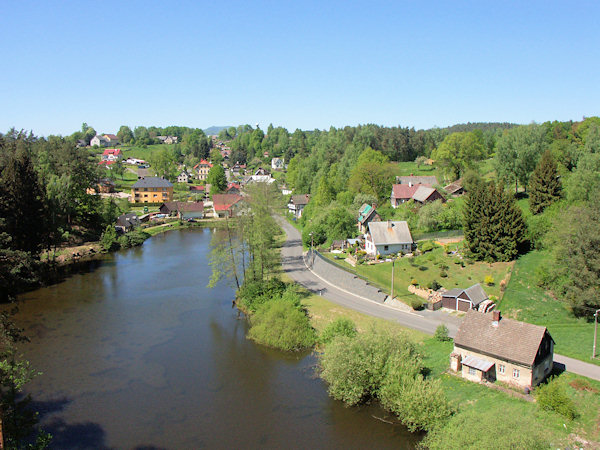 Blick vom Kreuz auf den Dorfteich und Janovice v Podještědí.