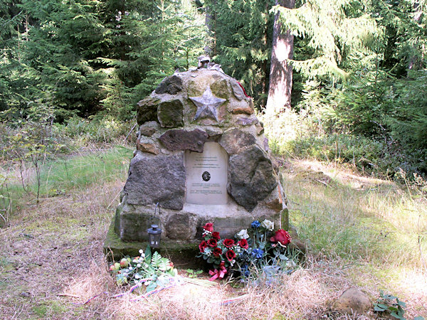 Pomníček připomínající leteckou havárii z 21. září 1960.