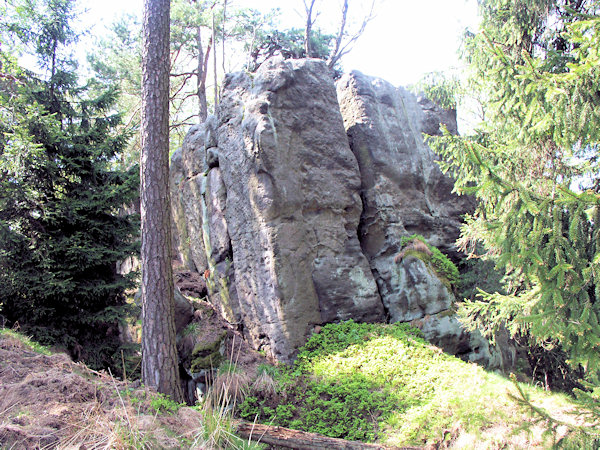 Skalní ostroh na vrcholu Podkovy. Příkop před skálou je pozůstatkem po těžbě železné rudy.