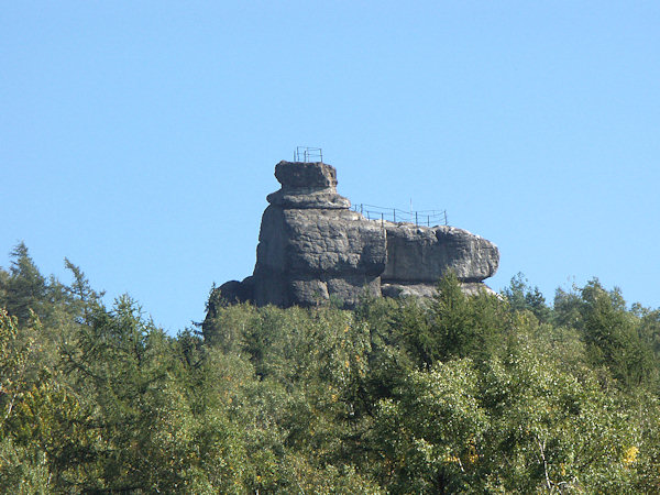 Blick von Süden auf den Gipfelfelsen mit der Aussicht.