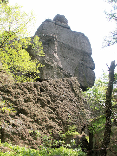 Blick von unten auf den Felsklotz des Gipfels.