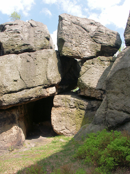 Mezi nakupenými balvany vznikly různé dutiny a menší jeskyně.